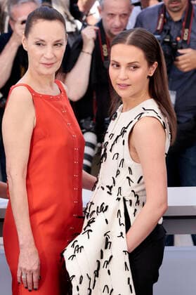 Jeanne Balibar und Alicia Vikander beim Photocall zur Streaming Serie Irma Vep auf dem Festival de Cannes 2022 75. Internationale Filmfestspiele von Cannes am Palais des Festivals. Cannes, 21.05.2022