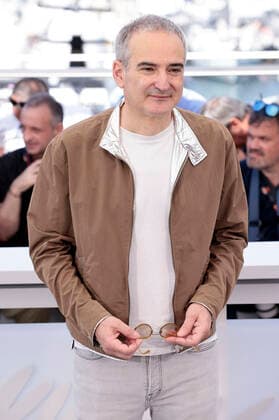 Olivier Assayas beim Photocall zur Streaming Serie Irma Vep auf dem Festival de Cannes 2022 75. Internationale Filmfestspiele von Cannes am Palais des Festivals. Cannes, 21.05.2022