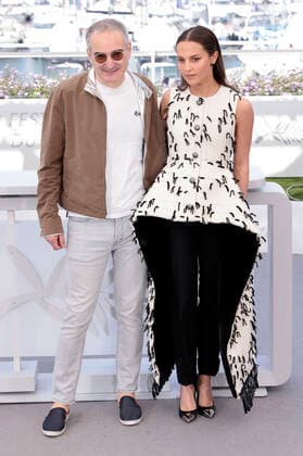 Olivier Assayas und Alicia Vikander beim Photocall zur Streaming Serie Irma Vep auf dem Festival de Cannes 2022 75. Internationale Filmfestspiele von Cannes am Palais des Festivals. Cannes, 21.05.2022