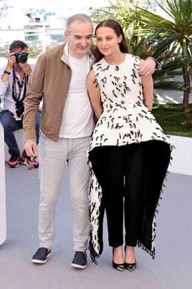 Olivier Assayas und Alicia Vikander beim Photocall zur Streaming Serie Irma Vep auf dem Festival de Cannes 2022 75. Internationale Filmfestspiele von Cannes am Palais des Festivals. Cannes, 21.05.2022