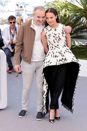 Olivier Assayas und Alicia Vikander beim Photocall zur Streaming Serie Irma Vep auf dem Festival de Cannes 2022 75. Internationale Filmfestspiele von Cannes am Palais des Festivals. Cannes, 21.05.2022