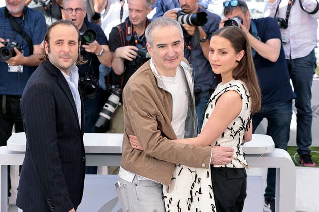 Vincent Macaigne, Olivier Assayas und Alicia Vikander beim Photocall zur Streaming Serie Irma Vep auf dem Festival de Cannes 2022 75. Internationale Filmfestspiele von Cannes am Palais des Festivals. Cannes, 21.05.2022