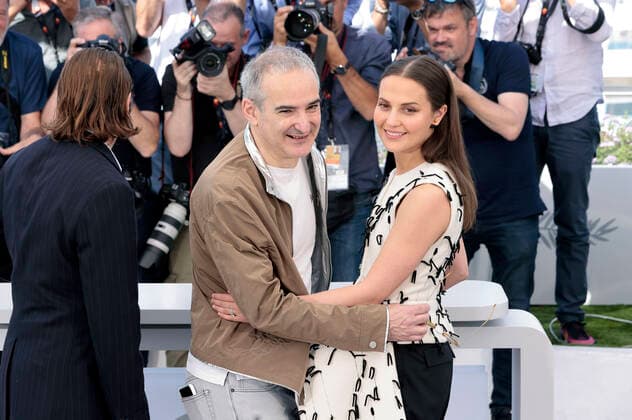 Vincent Macaigne, Olivier Assayas und Alicia Vikander beim Photocall zur Streaming Serie Irma Vep auf dem Festival de Cannes 2022 75. Internationale Filmfestspiele von Cannes am Palais des Festivals. Cannes, 21.05.2022