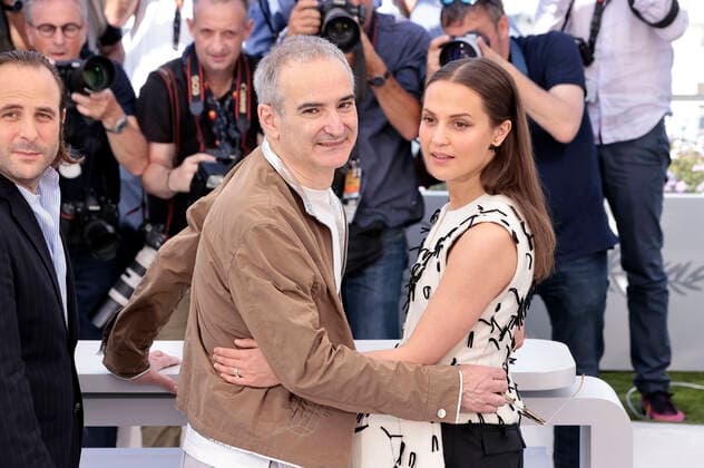 Vincent Macaigne, Olivier Assayas und Alicia Vikander beim Photocall zur Streaming Serie Irma Vep auf dem Festival de Cannes 2022 75. Internationale Filmfestspiele von Cannes am Palais des Festivals. Cannes, 21.05.2022