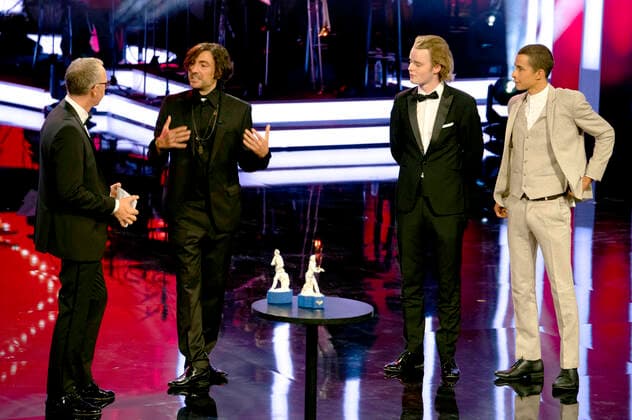 Christoph Süß, Gast, Emil von Schönfels und Mekyas Mulugeta bei der Verleihung des 43. Bayerischen Filmpreises 2021 im Prinzregententheater. München, 20.05.2022