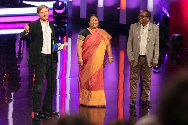Michael Kranz, Chanchala Mondal und Shyamal Prokash Adhikary bei der Verleihung des 43. Bayerischen Filmpreises 2021 im Prinzregententheater. München, 20.05.2022