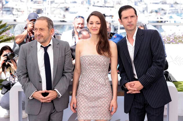 Patrick Timsit, Marion Cotillard und Melvil Poupaud beim Photocall zum Kinofilm Brother and Sister Frere et soeur auf dem Festival de Cannes 2022 75. Internationale Filmfestspiele von Cannes am Palais des Festivals. Cannes, 21.05.2022
