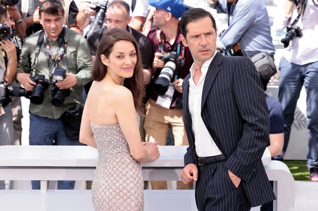 Marion Cotillard und Melvil Poupaud beim Photocall zum Kinofilm Brother and Sister Frere et soeur auf dem Festival de Cannes 2022 75. Internationale Filmfestspiele von Cannes am Palais des Festivals. Cannes, 21.05.2022
