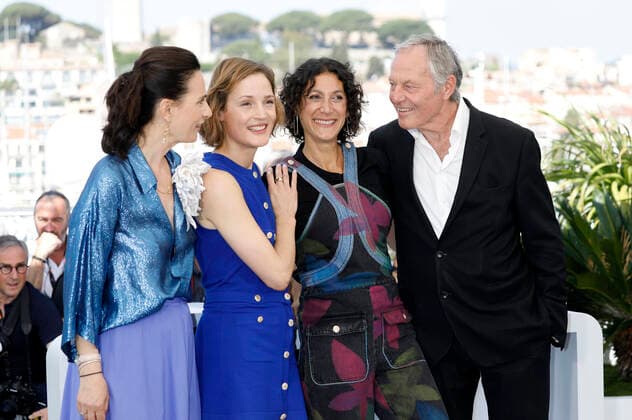 Xenia Maingot, Vicky Krieps, Emily Atef und Björn Floberg beim Photocall zum Kinofilm Plus que jamais More Than Ever auf dem Festival de Cannes 2022 75. Internationale Filmfestspiele von Cannes am Palais des Festivals. Cannes,
