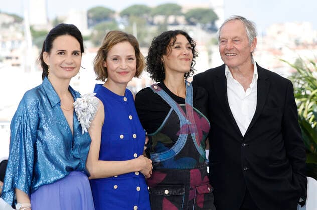 Xenia Maingot, Vicky Krieps, Emily Atef und Björn Floberg beim Photocall zum Kinofilm Plus que jamais More Than Ever auf dem Festival de Cannes 2022 75. Internationale Filmfestspiele von Cannes am Palais des Festivals. Cannes,