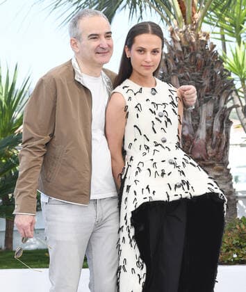 French director Olivier Assayas and Swedish actress Alicia Vikander attend the photo call for Irma Vep at Palais des Festivals at the 75th Cannes Film Festival, France on Saturday, May 21, 2022.  CAN20220521133 RUNExHELLESTAD