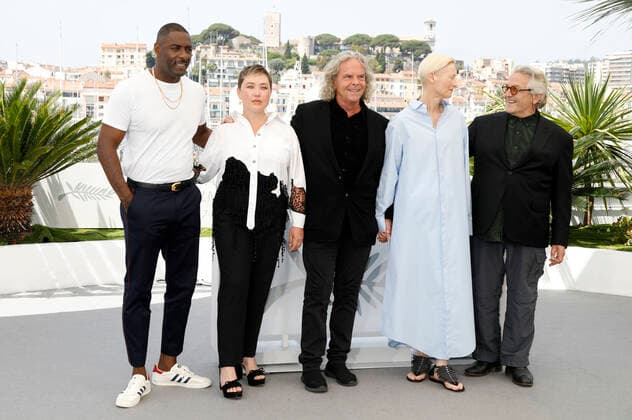 Idris Elba, Augusta Gore, Douglas Mitchell, Tilda Swinton und George Miller beim Photocall zum Kinofilm Three Thousand Years of Longing auf dem Festival de Cannes 2022 75. Internationale Filmfestspiele von Cannes am Palais des Festivals. Cannes, 21.06.2022