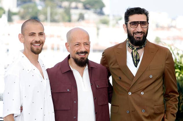 Tawfeek Barhom, Tarik Saleh und Fares Fares beim Photocall zum Kinofilm Boy from Heaven auf dem Festival de Cannes 2022 75. Internationale Filmfestspiele von Cannes am Palais des Festivals. Cannes, 21.05.2022