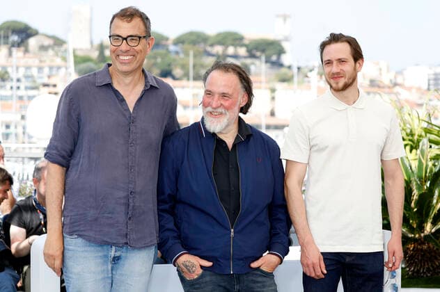 Dominik Moll, Bouli Lanners und Bastien Bouillon beim Photocall zum Kinofilm La nuit du 12 The Night of the 12th auf dem Festival de Cannes 2022 75. Internationale Filmfestspiele von Cannes am Palais des Festivals. Cannes, 21.05.2022