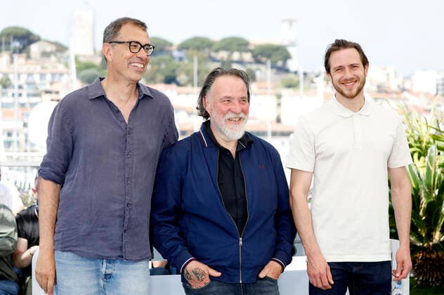 Dominik Moll, Bouli Lanners und Bastien Bouillon beim Photocall zum Kinofilm La nuit du 12 The Night of the 12th auf dem Festival de Cannes 2022 75. Internationale Filmfestspiele von Cannes am Palais des Festivals. Cannes, 21.05.2022