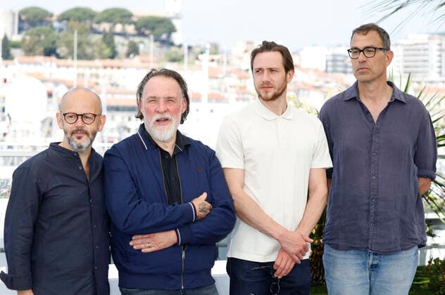 Gilles Marchand, Bouli Lanners, Bastien Bouillon und Dominik Moll beim Photocall zum Kinofilm La nuit du 12 The Night of the 12th auf dem Festival de Cannes 2022 75. Internationale Filmfestspiele von Cannes am Palais des Festivals. Cannes, 21.05.2022