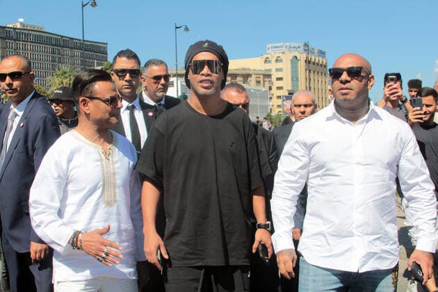 Bilder des Jahres 2022, Entertainment 05 Mai Entertainment Themen der Woche KW20 Entertainment Bilder des Tages Retired Brazilian footballer Ronaldinho (C-L) and Tunisian rapper K2rhym (C-R) during a visit to downtown Tunis on May 20, 2022. FOOTBALL : Ronaldinho a Sidi Bou Said - 20 05 2022 JdidiWassim Panoramic 