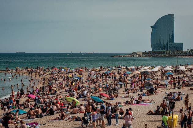 IMAGO Nature: Unsere Erde, Umweltprobleme, Überbevölkerung May 21, 2022, Barcelona, Spain: People crowds and cool off at La Barceloneta beach in Barcelona amid a heatwave affecting the Iberian Peninsula that is reaching record and unusual temperatures for this time of year. Barcelona Spain - ZUMAb137 20220521_zap_b137_002 Copyright: xJordixBoixareux