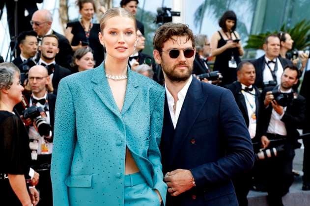 Toni Garrn und Alex Pettyfer bei der Premiere des Kinofilms Triangle of Sadness auf dem Festival de Cannes 2022 75. Internationale Filmfestspiele von Cannes im Palais des Festivals. Cannes, 21.05.2022