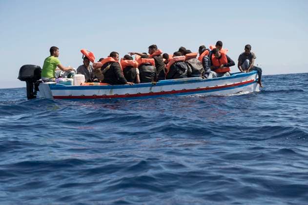 Bilder des Jahres 2022, News 05 Mai News Themen der Woche KW20 News Bilder des Tages May 21, 2022, Catanzaro, Catanzaro, Malta: Migrants seen on a wooden boat under the sun. During the 91st mission, 23 person, from Tunisia, were rescued by the crew of Astral, the sailing vessel of the Spanish NGO Open Arms, in MaltaÃ¢â‚¬â ¢s SAR Zone. Catanzaro Malta - ZUMAf172 20220521_zip_f172_031 Copyright: xValeriaxFerrarox