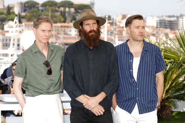 Sean Harris, Thomas M. Wright und Joel Edgerton beim Photocall zum Kinofilm The Stranger auf dem Festival de Cannes 2022 75. Internationale Filmfestspiele von Cannes am Palais des Festivals. Cannes, 21.05.2022