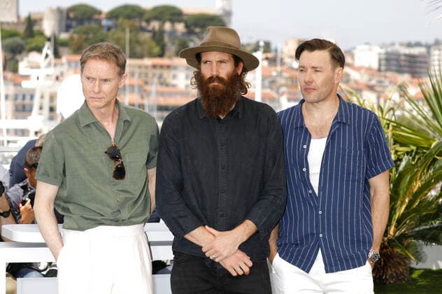 Sean Harris, Thomas M. Wright und Joel Edgerton beim Photocall zum Kinofilm The Stranger auf dem Festival de Cannes 2022 75. Internationale Filmfestspiele von Cannes am Palais des Festivals. Cannes, 21.05.2022