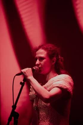 2022-05-21 20:52:05 AMSTERDAM - Band member Maria Alyotsjina, who escaped from Russia, during a concert by the Russian activist art collective Pussy Riot in the Q Factory. ANP EVERT ELZINGA netherlands out - belgium out