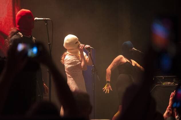 2022-05-21 21:14:17 AMSTERDAM - Band member Maria Alyotsjina, who escaped from Russia, during a concert by the Russian activist art collective Pussy Riot in the Q Factory. ANP EVERT ELZINGA netherlands out - belgium out