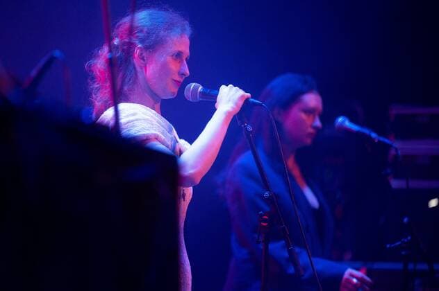 2022-05-21 21:07:58 AMSTERDAM - Band member Maria Alyotsjina, who escaped from Russia, during a concert by the Russian activist art collective Pussy Riot in the Q Factory. ANP EVERT ELZINGA netherlands out - belgium out
