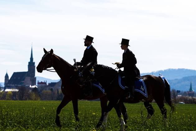 17.04.2022, Deutschland,Sachsen, Oberlausitz: Ostern in der Lausitz: Die Osterreiter der Bautzener Prozession auf dem Weg nach Radibor vor der Bautzener Stadtsilhouette. Die traditionellen Prozessionen der Osterreiter zogen nach zweijähriger pandemie-bedingter Pause wieder auf den traditionellen Routen und auch vor Zuschauern durch die Lausitz. Tausende Besucher kamen dafür in die Region. *** 17 04 2022, Germany,Saxony, Upper Lusatia Easter in Lusatia The Easter riders of the Bautzen procession on the way to Radibor in front of the Bautzen city skyline The traditional processions of the Easter riders moved after a two-year pandemic break again on the traditional routes and also in front of spectators through Lusatia Thousands of visitors c