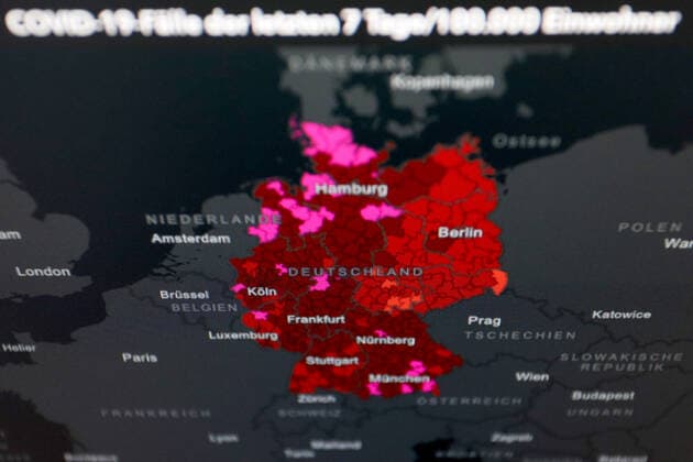 Dashboard des RKI, die 7-Tage-Inzidenz liegt nun bei 322,4 7-Tage-Inzidenz, Dashboard des RKI auf einem Monitor am 22.05.2022 in Siegen Deutschland.