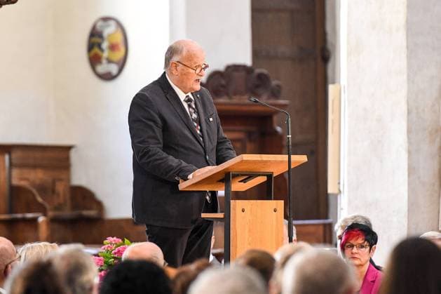 GER, Verleihung des Memminger Freiheitspreises 1525 an Prof. Dr. Heribert Prantl 21.05.2022, Kirche St. Martin, Memmingen, GER, Verleihung des Memminger Freiheitspreises 1525 an Prof. Dr. Heribert Prantl, seit dem Jahr 2005 wird der Memminger Freiheitspreis 1525 für Verdienste um Freiheit, Recht und Gerechtigkeit von der Stadt Memmingen verliehen. Prof. Dr. Heribert Prantl ist der 5. Preisträger. Der Preis soll an die 12 Artikel von 1525 erinnern, die als erste Niederschrift der Menschenrecht in Europa gelten. im Bild MdL a.D. Herbert Müller Mueller (Kuratoriumssprecher)