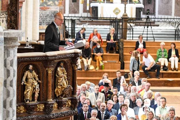GER, Verleihung des Memminger Freiheitspreises 1525 an Prof. Dr. Heribert Prantl 21.05.2022, Kirche St. Martin, Memmingen, GER, Verleihung des Memminger Freiheitspreises 1525 an Prof. Dr. Heribert Prantl, seit dem Jahr 2005 wird der Memminger Freiheitspreis 1525 für Verdienste um Freiheit, Recht und Gerechtigkeit von der Stadt Memmingen verliehen. Prof. Dr. Heribert Prantl ist der 5. Preisträger. Der Preis soll an die 12 Artikel von 1525 erinnern, die als erste Niederschrift der Menschenrecht in Europa gelten. im Bild Bundestagspräsident a.D. Prof. Dr. Norbert Lammert spricht als Laudator von der Kanzel der Kirche St. Martin