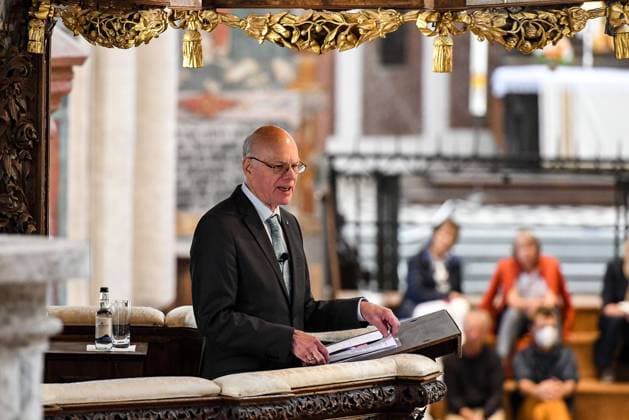 GER, Verleihung des Memminger Freiheitspreises 1525 an Prof. Dr. Heribert Prantl 21.05.2022, Kirche St. Martin, Memmingen, GER, Verleihung des Memminger Freiheitspreises 1525 an Prof. Dr. Heribert Prantl, seit dem Jahr 2005 wird der Memminger Freiheitspreis 1525 für Verdienste um Freiheit, Recht und Gerechtigkeit von der Stadt Memmingen verliehen. Prof. Dr. Heribert Prantl ist der 5. Preisträger. Der Preis soll an die 12 Artikel von 1525 erinnern, die als erste Niederschrift der Menschenrecht in Europa gelten. im Bild Bundestagspräsident a.D. Prof. Dr. Norbert Lammert spricht als Laudator von der Kanzel der Kirche St. Martin