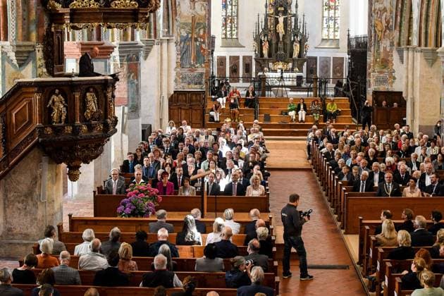 GER, Verleihung des Memminger Freiheitspreises 1525 an Prof. Dr. Heribert Prantl 21.05.2022, Kirche St. Martin, Memmingen, GER, Verleihung des Memminger Freiheitspreises 1525 an Prof. Dr. Heribert Prantl, seit dem Jahr 2005 wird der Memminger Freiheitspreis 1525 für Verdienste um Freiheit, Recht und Gerechtigkeit von der Stadt Memmingen verliehen. Prof. Dr. Heribert Prantl ist der 5. Preisträger. Der Preis soll an die 12 Artikel von 1525 erinnern, die als erste Niederschrift der Menschenrecht in Europa gelten. im Bild Bundestagspräsident a.D. Prof. Dr. Norbert Lammert spricht als Laudator von der Kanzel der Kirche St. Martin