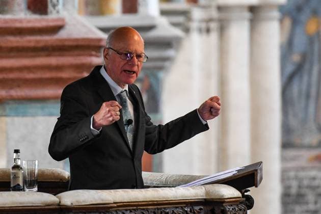 GER, Verleihung des Memminger Freiheitspreises 1525 an Prof. Dr. Heribert Prantl 21.05.2022, Kirche St. Martin, Memmingen, GER, Verleihung des Memminger Freiheitspreises 1525 an Prof. Dr. Heribert Prantl, seit dem Jahr 2005 wird der Memminger Freiheitspreis 1525 für Verdienste um Freiheit, Recht und Gerechtigkeit von der Stadt Memmingen verliehen. Prof. Dr. Heribert Prantl ist der 5. Preisträger. Der Preis soll an die 12 Artikel von 1525 erinnern, die als erste Niederschrift der Menschenrecht in Europa gelten. im Bild Bundestagspräsident a.D. Prof. Dr. Norbert Lammert spricht als Laudator von der Kanzel der Kirche St. Martin