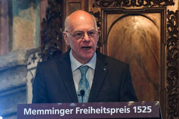 GER, Verleihung des Memminger Freiheitspreises 1525 an Prof. Dr. Heribert Prantl 21.05.2022, Kirche St. Martin, Memmingen, GER, Verleihung des Memminger Freiheitspreises 1525 an Prof. Dr. Heribert Prantl, seit dem Jahr 2005 wird der Memminger Freiheitspreis 1525 für Verdienste um Freiheit, Recht und Gerechtigkeit von der Stadt Memmingen verliehen. Prof. Dr. Heribert Prantl ist der 5. Preisträger. Der Preis soll an die 12 Artikel von 1525 erinnern, die als erste Niederschrift der Menschenrecht in Europa gelten. im Bild Bundestagspräsident a.D. Prof. Dr. Norbert Lammert spricht als Laudator von der Kanzel der Kirche St. Martin
