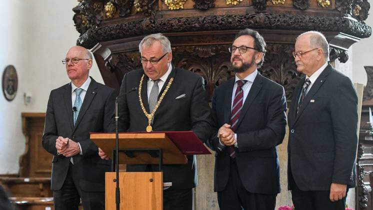 GER, Verleihung des Memminger Freiheitspreises 1525 an Prof. Dr. Heribert Prantl 21.05.2022, Kirche St. Martin, Memmingen, GER, Verleihung des Memminger Freiheitspreises 1525 an Prof. Dr. Heribert Prantl, seit dem Jahr 2005 wird der Memminger Freiheitspreis 1525 für Verdienste um Freiheit, Recht und Gerechtigkeit von der Stadt Memmingen verliehen. Prof. Dr. Heribert Prantl ist der 5. Preisträger. Der Preis soll an die 12 Artikel von 1525 erinnern, die als erste Niederschrift der Menschenrecht in Europa gelten. im Bild Bundestagspräsident a.D. Prof. Dr. Norbert Lammert (Laudator), Oberbürgermeister Manfred Schilder, Prof. Dr. Heribert Prantl, MdL a.D. Herbert Müller Mueller (Kuratoriumssprecher)