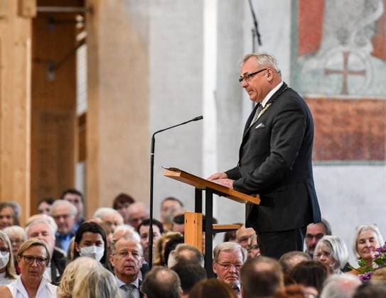 GER, Verleihung des Memminger Freiheitspreises 1525 an Prof. Dr. Heribert Prantl 21.05.2022, Kirche St. Martin, Memmingen, GER, Verleihung des Memminger Freiheitspreises 1525 an Prof. Dr. Heribert Prantl, seit dem Jahr 2005 wird der Memminger Freiheitspreis 1525 für Verdienste um Freiheit, Recht und Gerechtigkeit von der Stadt Memmingen verliehen. Prof. Dr. Heribert Prantl ist der 5. Preisträger. Der Preis soll an die 12 Artikel von 1525 erinnern, die als erste Niederschrift der Menschenrecht in Europa gelten. im Bild Oberbürgermeister Manfred Schilder