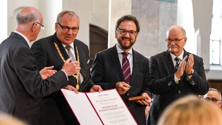 GER, Verleihung des Memminger Freiheitspreises 1525 an Prof. Dr. Heribert Prantl 21.05.2022, Kirche St. Martin, Memmingen, GER, Verleihung des Memminger Freiheitspreises 1525 an Prof. Dr. Heribert Prantl, seit dem Jahr 2005 wird der Memminger Freiheitspreis 1525 für Verdienste um Freiheit, Recht und Gerechtigkeit von der Stadt Memmingen verliehen. Prof. Dr. Heribert Prantl ist der 5. Preisträger. Der Preis soll an die 12 Artikel von 1525 erinnern, die als erste Niederschrift der Menschenrecht in Europa gelten. im Bild Bundestagspräsident a.D. Prof. Dr. Norbert Lammert (Laudator), Oberbürgermeister Manfred Schilder, Prof. Dr. Heribert Prantl, MdL a.D. Herbert Müller Mueller (Kuratoriumssprecher)