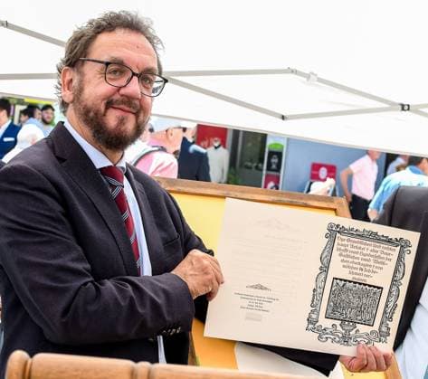 GER, Verleihung des Memminger Freiheitspreises 1525 an Prof. Dr. Heribert Prantl 21.05.2022, Weinmarkt, Memmingen, GER, Verleihung des Memminger Freiheitspreises 1525 an Prof. Dr. Heribert Prantl, seit dem Jahr 2005 wird der Memminger Freiheitspreis 1525 für Verdienste um Freiheit, Recht und Gerechtigkeit von der Stadt Memmingen verliehen. Prof. Dr. Heribert Prantl ist der 5. Preisträger. Der Preis soll an die 12 Artikel von 1525 erinnern, die als erste Niederschrift der Menschenrecht in Europa gelten. im Bild Prof. Dr. Heribert Prantl