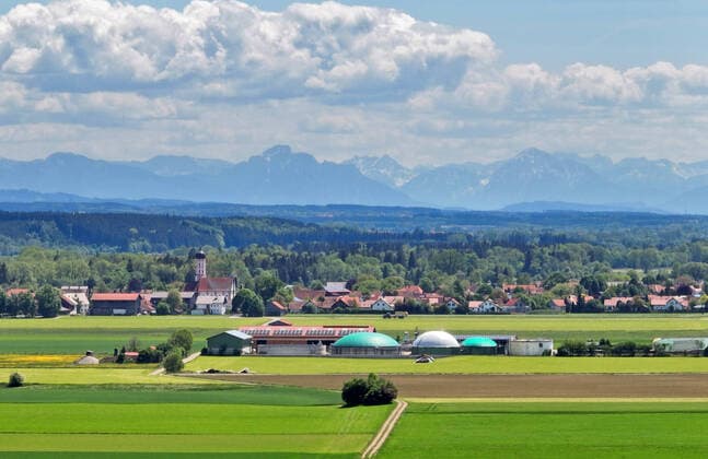 20.05.2022, Bad Wörishofen, Luftbild, STockheim mit Biogasanlage im Vordergrund 20.05.2022, Bad Wörishofen 20.05.2022, Bad Wörishofen *** 20 05 2022, Bad Wörishofen, aerial view, STockheim with biogas plant in the foreground 20 05 2022, Bad Wörishofen 20 05 2022, Bad Wörishofen