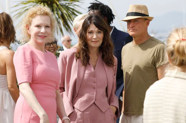 Sunnyi Melles, Iris Berben und Woody Harrelson beim Photocall zum Kinofilm Triangle of Sadness auf dem Festival de Cannes 2022 75. Internationale Filmfestspiele von Cannes am Palais des Festivals. Cannes, 22.05.2022