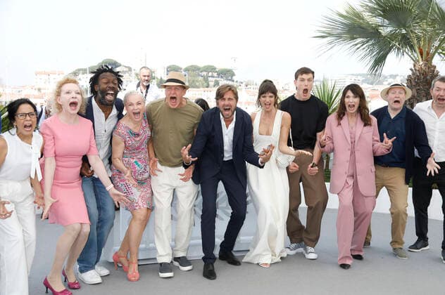 Entertainment Bilder des Tages Dolly De Leon, Sunnyi Melles, Jean-Christophe Folly, Vicki Berlin, Woody Harrelson, Ruben Östlund, Charlbi Dean, Harris Dickinson, Iris Berben, Henrik Dorsin und Philippe Bober beim Photocall zum Kinofilm Triangle of Sadness auf dem Festival de Cannes 2022 75. Internationale Filmfestspiele von Cannes am Palais des Festivals. Cannes, 22.05.2022