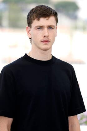 Harris Dickinson beim Photocall zum Kinofilm Triangle of Sadness auf dem Festival de Cannes 2022 75. Internationale Filmfestspiele von Cannes am Palais des Festivals. Cannes, 22.05.2022