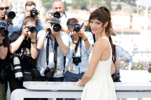 Charlbi Dean Kriek beim Photocall zum Kinofilm Triangle of Sadness auf dem Festival de Cannes 2022 75. Internationale Filmfestspiele von Cannes am Palais des Festivals. Cannes, 22.05.2022