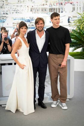 Foto IPP Daniele Cifala™ Cannes 22 05 2022 Triangle Of Sadness Photocall - The 75th Annual Cannes Film Festival nella foto: Charlbi Dean Kriek, Director Ruben Ostlund and Harris Dickinson Italy Photo Press - World Copyright
