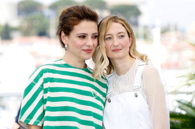 Jasmine Trinca und Alba Rohrwacher beim Photocall zum Kinofilm Marcel! auf dem Festival de Cannes 2022 75. Internationale Filmfestspiele von Cannes am Palais des Festivals. Cannes, 22.05.2022