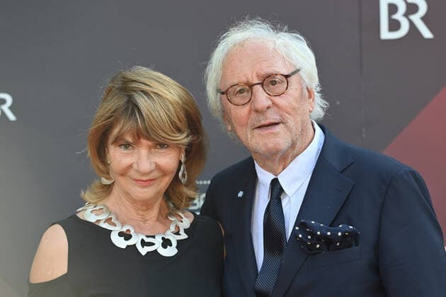Guenther Maria HALMER (Schauspieler) mit Ehefrau Claudia. Bayerischer Filmpreis 2021-Red Carpet,Roter Teppich, am 20.05.2022 im Prinzregententheater in Muenchen. *** Guenther Maria HALMER actor with wife Claudia Bavarian Film Award 2021 Red Carpet, on 20 05 2022 in the Prinzregententheater in Munich