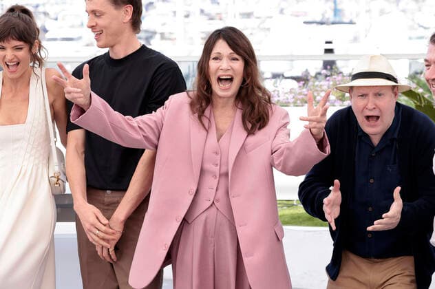 Charlbi Dean Kriek, Harris Dickinson, Iris Berben und Henrik Dorsin beim Photocall zum Kinofilm Triangle of Sadness auf dem Festival de Cannes 2022 75. Internationale Filmfestspiele von Cannes am Palais des Festivals. Cannes, 22.05.2022
